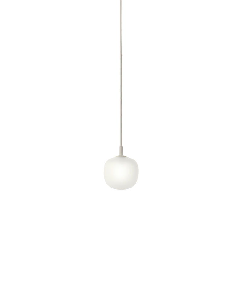 Rime Muuto grå pendel lampe ø12 i halvtransparent sandblæst glas til frisørudstyr og salonmøbler